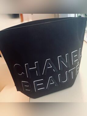CHANEL Black Cosmetic Pouch - CHANEL BEAUTÉ